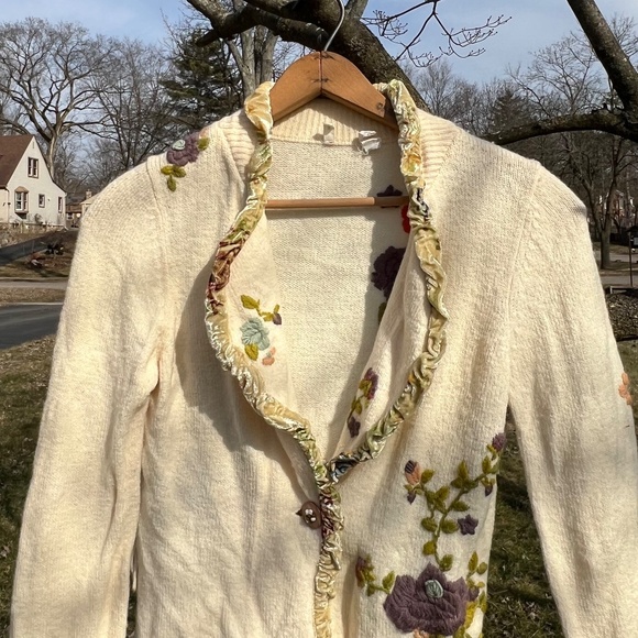 Dreamy creamy wool Moth sweater trimmed in ruffled velvet and embroidered - Picture 3 of 6